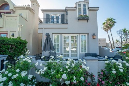127 8th St, Seal Beach, CA 90740-6303