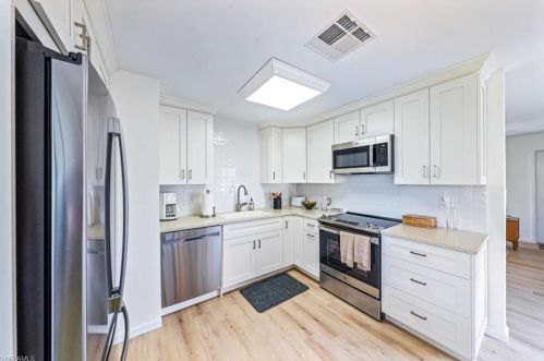 24 Kings Rd, Naples, FL 34112-0632