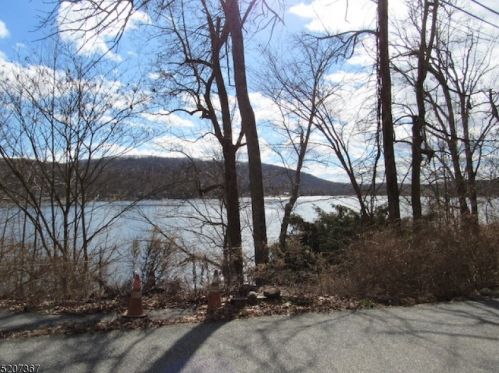 112 Lakeside Dr, Belvidere, NJ 07823-3142