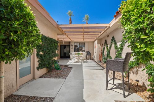 24 Palma Dr, Rancho Mirage CA  92270-3878 exterior