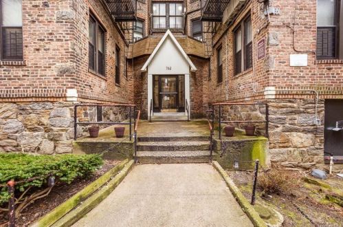 762 Brady Ave, Bronx, NY 10462-2755