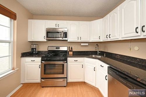 1422 York St, Mahwah NJ  07430-3268 exterior