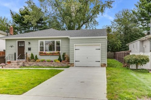 20 Robert Damm St, Bethpage, NY 11714-4319