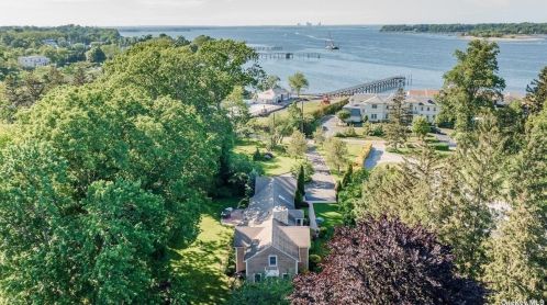 30 Harbour Rd, Great Neck, NY 11024-1204