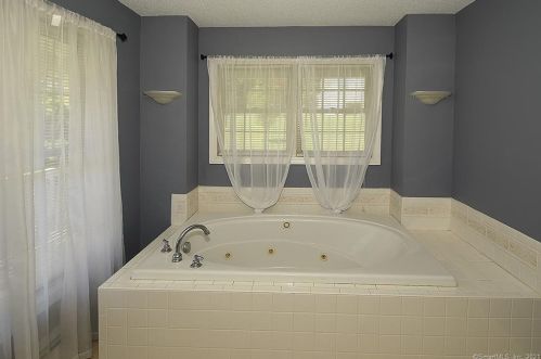 4 Lookout Lndg, Ellington CT  06029-2543 exterior