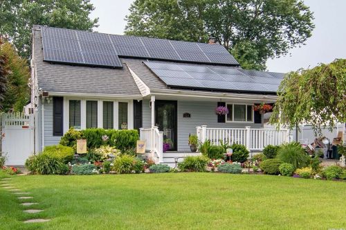 121 Greenwood Dr, Babylon, NY 11703-3414