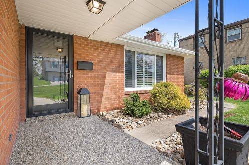 267 Crestvue Dr, Bridgeville, PA 15017-1995