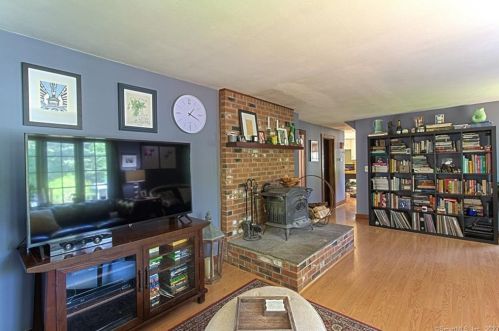 82 Chambers St, Manchester CT  06042-2912 exterior