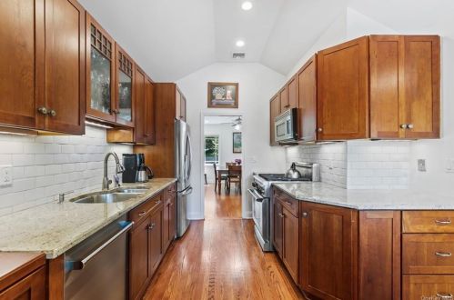 18 Aldridge Rd, Chappaqua NY  10514-3401 exterior