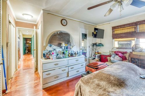 1 Greentree Cir, Westbury NY  11590-1510 exterior