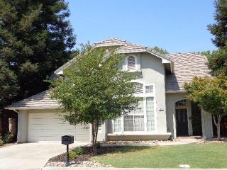 1290 La France Dr, Fresno, CA 93720-4013