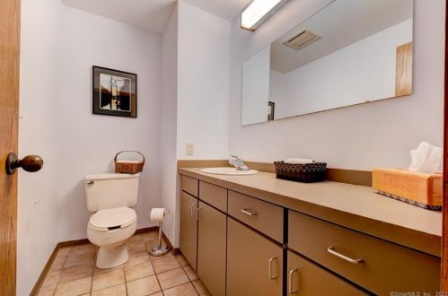 139 Wyneding Hill Rd, Manchester CT  06040-6608 exterior