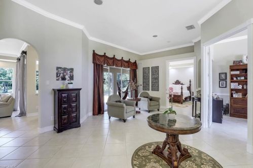 4364 6th Ave, Naples, FL 34120-9024