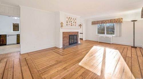9 White Pine Ln, Northport NY  11768-3453 exterior
