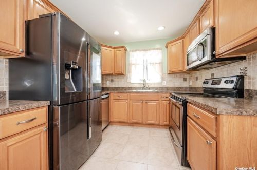 102 Wright Ave, Deer Park, NY 11729-2808