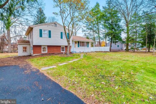 84 Franklin Corner Rd, Lawrence Township NJ  08648-2102 exterior