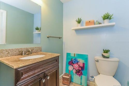 15 Country Club Dr, Gales Ferry CT  06339-1714 exterior