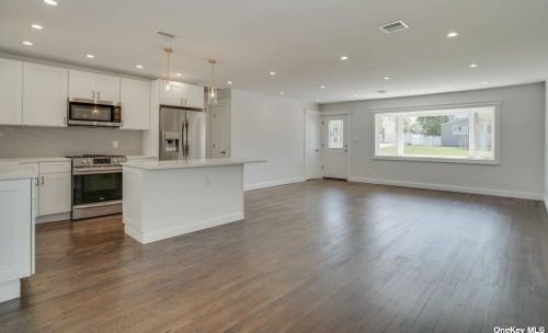 50 Arbour St, West Islip NY  11795-1015 exterior