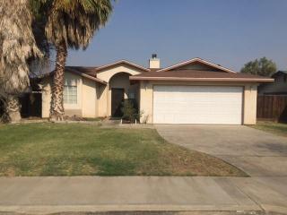 1625 Rosewood Ln, Hanford, CA 93230-2560