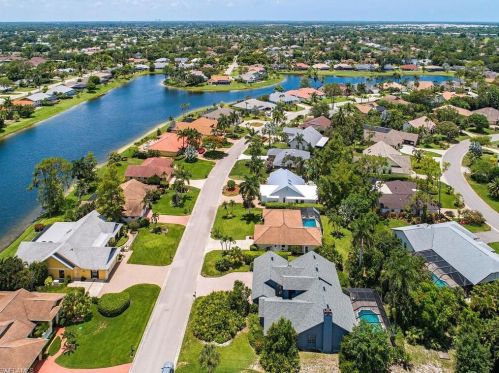 2273 Queens Way, Naples, FL 34112-5425