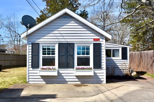 23 Barnes St, Wareham, MA 02571-2536