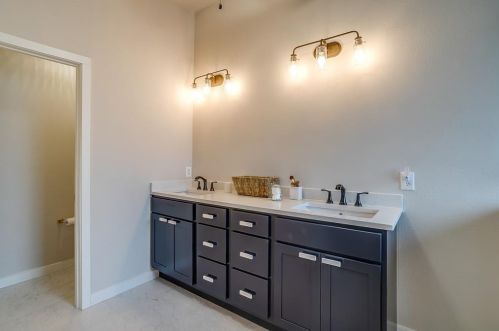 1517 Shadywood Ln, Lewisville TX  75028-4294 exterior