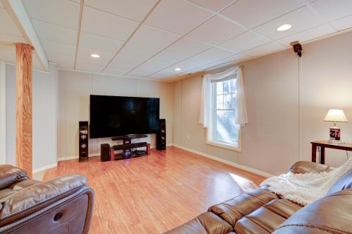 8 Houston Dr, Nashua NH  03062-1731 exterior