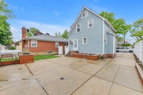 86-15 262nd St, Floral Park NY  11004-1344 exterior