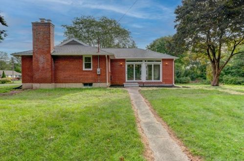 1 Fernwood Dr, Manchester, CT 06043-7409
