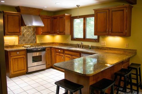 34 Robinhood Dr, Gales Ferry, CT 06335-1320