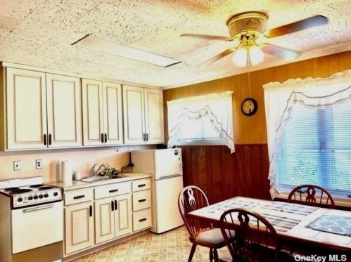 31 Wander Ln, North Wantagh, NY 11793-1302