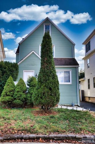 15 Niagara St, Dumont, NJ 07628-3405