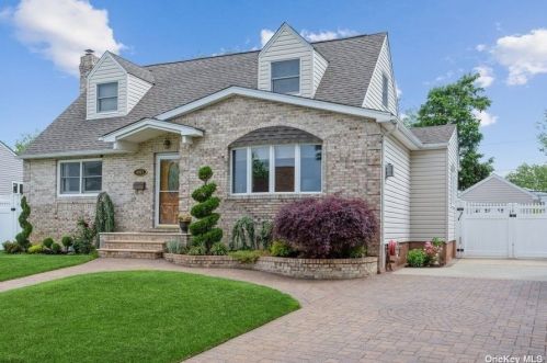 4003 Maywood Dr, Seaford, NY 11783-1032