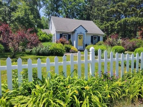 21 Bevin Blvd, East Hampton, CT 06424-1202