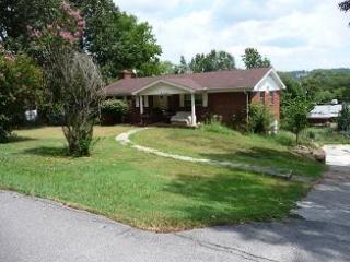 2818 Thomas Dr, Maryville, TN 37804-2563