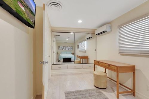 70 Santa Monica St, Palm Springs CA  92264-5257 exterior