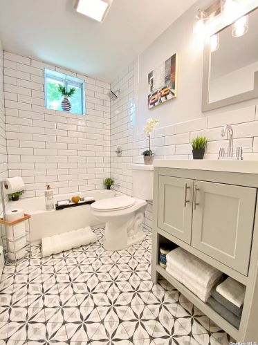 70 Gates Ave, Central Islip NY  11722-1809 exterior