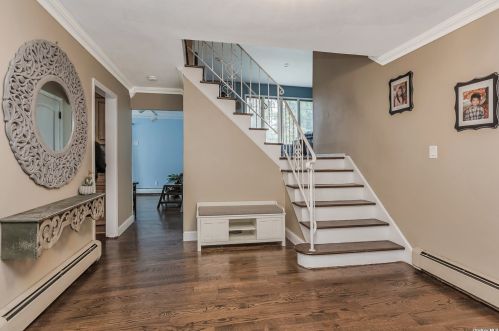 6 Stuart Ct, Huntington Station NY  11746-4237 exterior