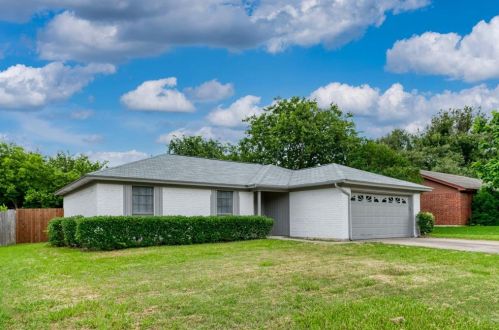 717 Crestview Dr, Burleson TX  76028-5267 exterior