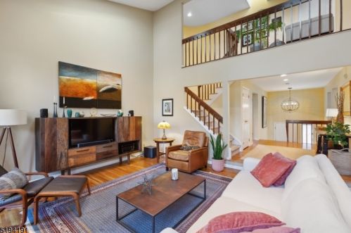 5 Lockley Ct, Mountain Lakes, NJ 07046-1452