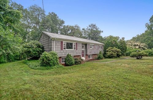 65 Mount Pleasant Dr, Bridgeport, CT 06611-3424