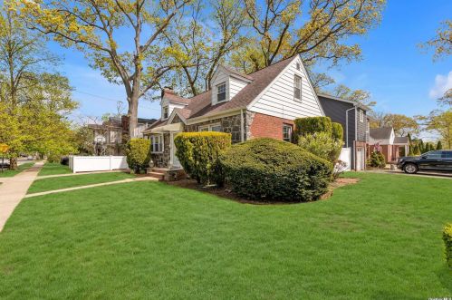 2 Oak Dr, New Hyde Park NY  11040-3315 exterior