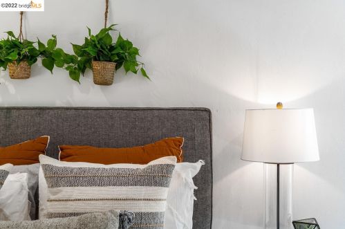 5857 Ascot Dr, Oakland CA 94611-1711 exterior