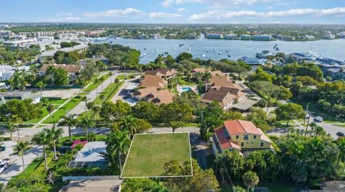 1140 8th St, Naples FL  34120-7427 exterior