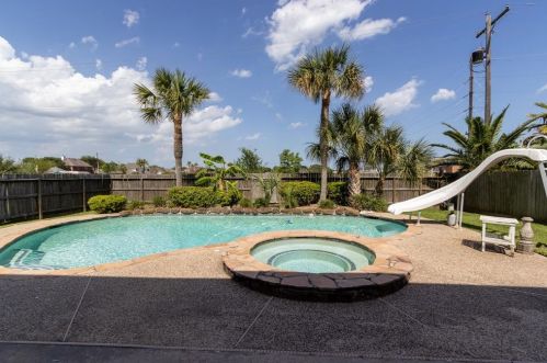 2614 14th St, Texas City, TX 77590-4173