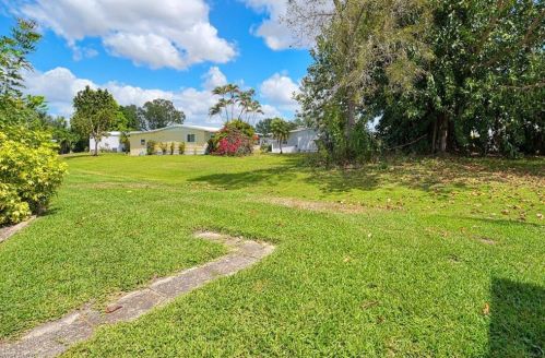 38 Le Mans Dr, Naples FL 34112-9126 exterior