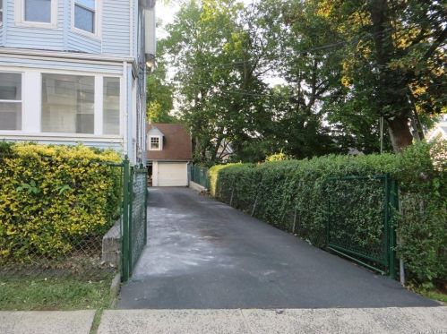 2 Wyanoke St, White Plains, NY 10606-2421