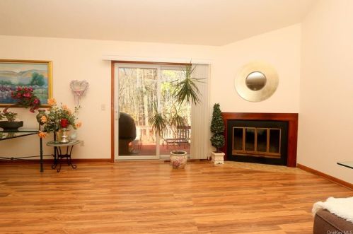 28 Maple Hill Dr, Mahopac, NY 10541-3836