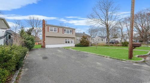 11 Blossom Ave, Holtsville NY  11742-1704 exterior