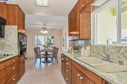 940 Marlesta Rd, Pinole CA  94564-2609 exterior